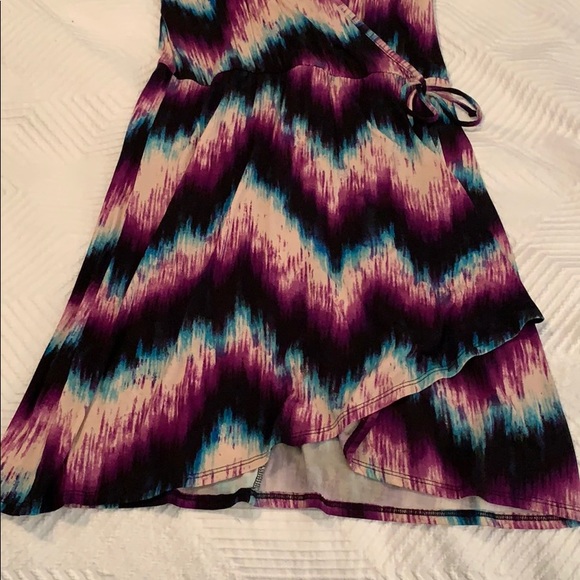 Gorgeous short wrap style dress - Picture 3 of 4